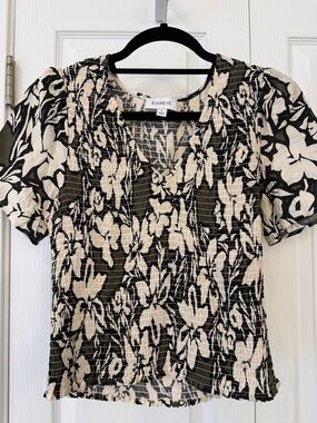 Evereve Black & Cream Floral Smocked Short Sleeve V-Neck Blouse size S